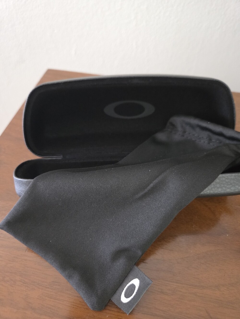 Oakley Black Sunglass Pouch with Matching Hard Case incl dustbag